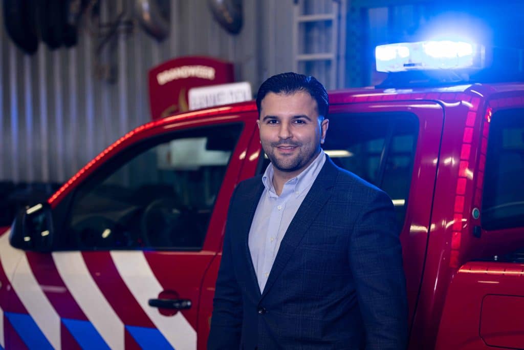 soufiane voor een brandweerauto