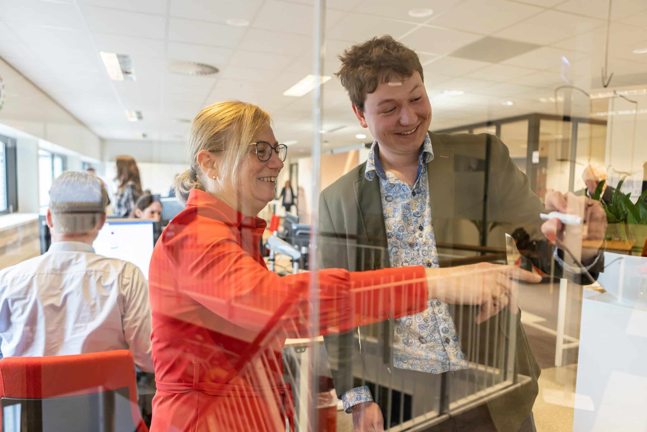 bart de jonge voor een bord